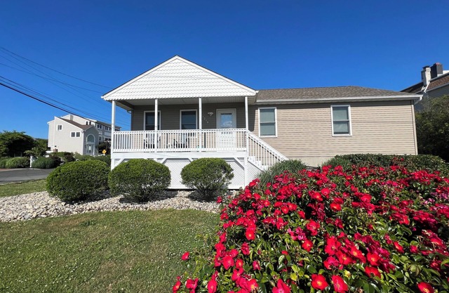 PRIVATE BEACH BLOCK RETREAT, 3 BEDROOMS, 1 BLOCK FROM DOWNTOWN, GREAT LOCATION!