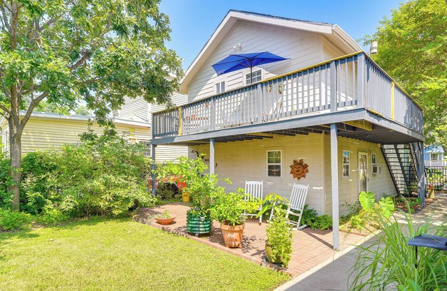 Private Beach Pass: Cozy Galveston Apartment!