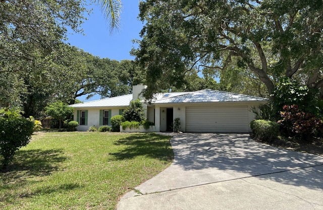 Private Beachside House on 1/2 Acre Lot - Walk to Beach and River.