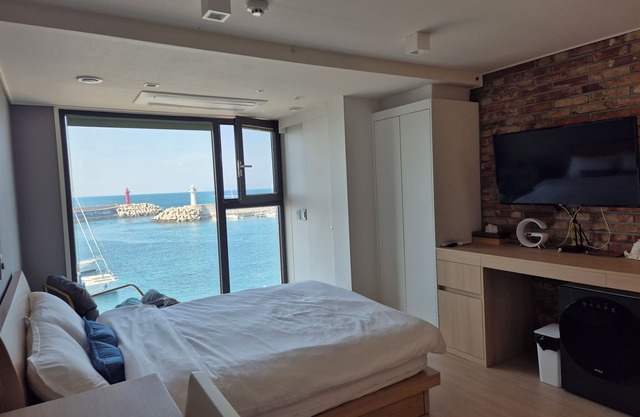 Private Beautiful Ocean Harbor next to Dodu beach in Jeju with AC, WiFi