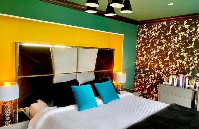 Private Bedroom & Bathroom with Amazing View in Quirky Townhouse