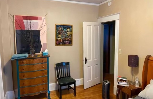 Private bedroom in a cute old hardwood charm unit -next to Macalester college.