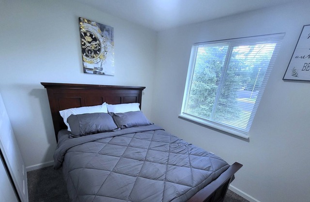 Private bedroom/share bathroom