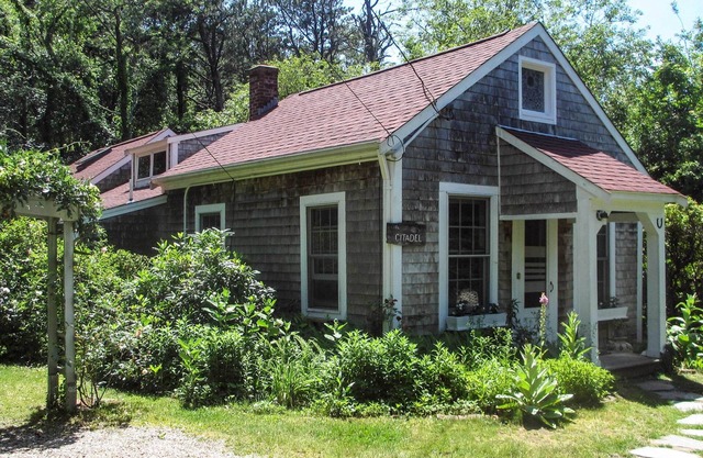 Private Brewster Cottage Near Beach & Harbor!