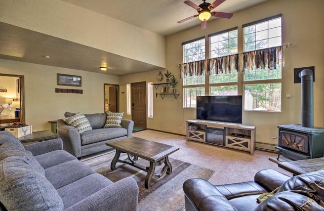 Private Cabin, 5-Min Drive to Hot Springs and Golf!