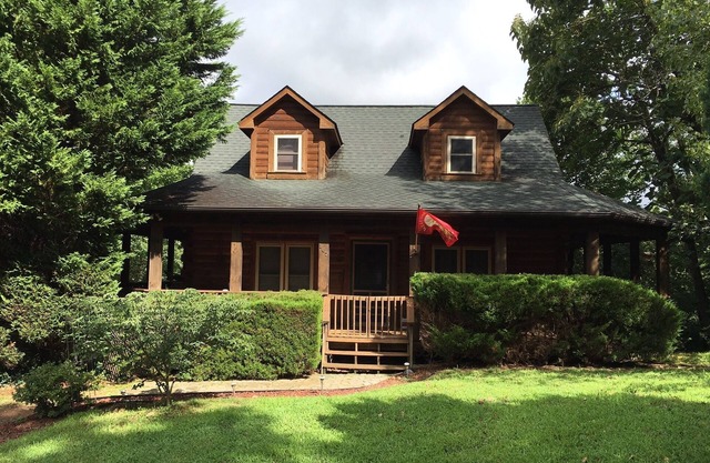 Private Cabin with Views, Fenced Yard, Gameroom, Gas Fireplace, Central Location
