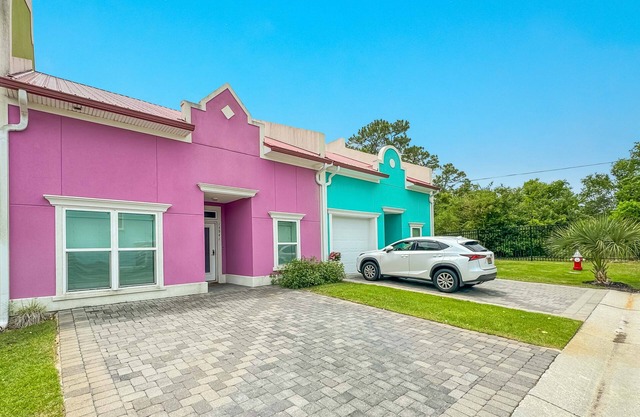 PRIVATE CONDO IN BANANA BAY COMMUNITY, PRIVATE BEACH!