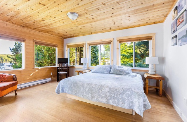 Private cottage that fits multiple families! Quiet lake, hot tub, sauna & beach