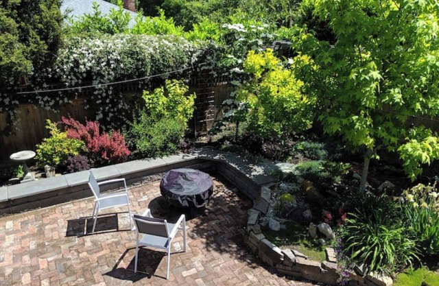 Private Cottage in urban oasis