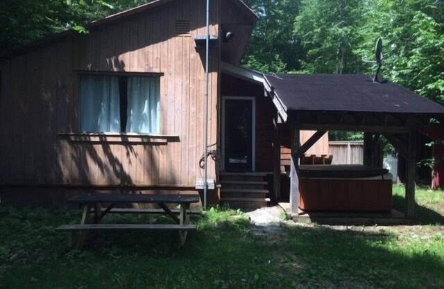 Private Cottage With Hot Tub! Close to Pikes Falls, village, and hiking!