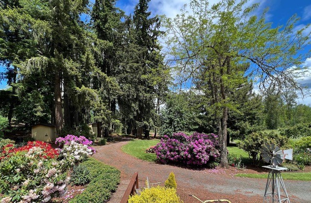 Private country apt close to U of O and Hiking at Mt Pisgah. Peaceful setting.