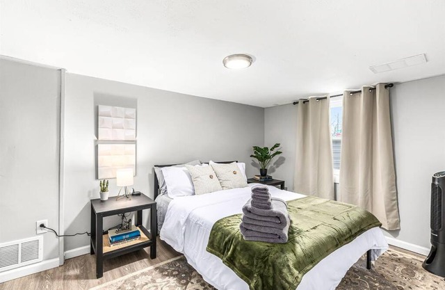 Private & Cozy 1BR Basement Suite in Hazel Park!