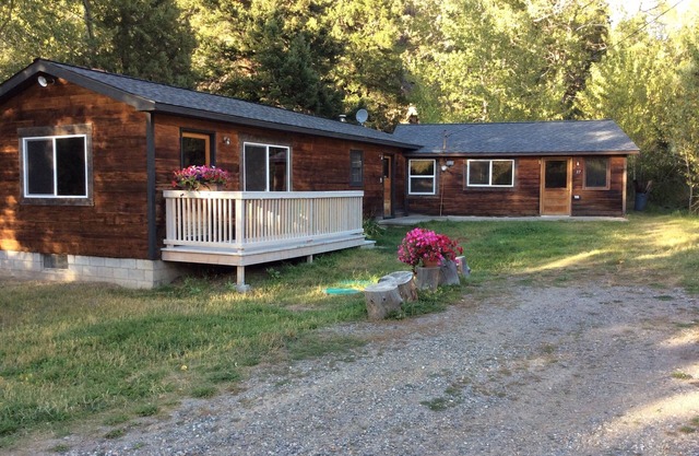 Private, Cozy , Mountain Home Located On A Trout Stream - 10 Miles To YNP