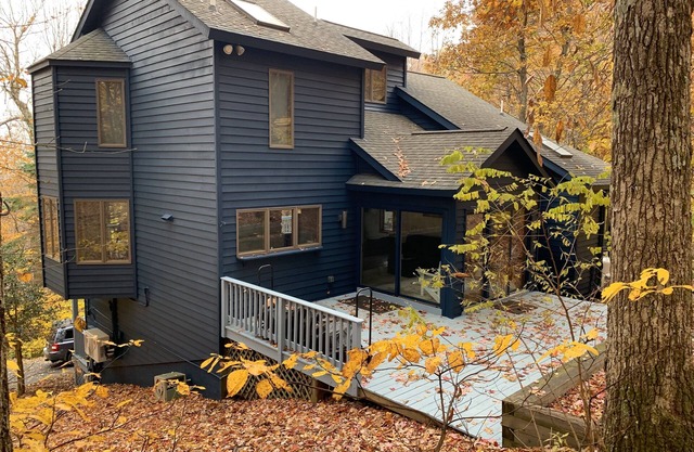 Private creek, 5 minutes to slopes, under new management, pet friendly, hot tub!