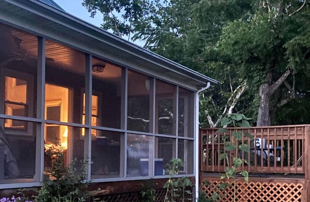 Private Creekside Cabin, Ideal for Couples, Small Families