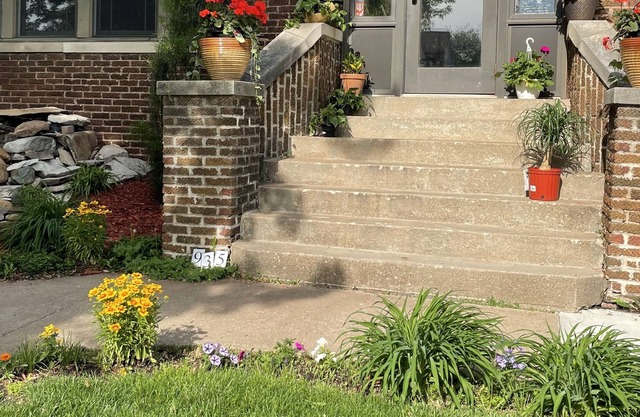 Private delightful rooms walk 2 blocks to shop and dine