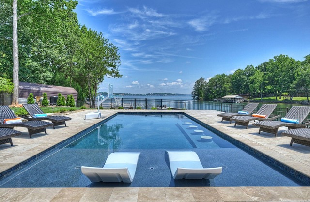 Private Dock, Boat Ramp, Saltwater Pool & Waterfront Firepit | Bright Water Cove