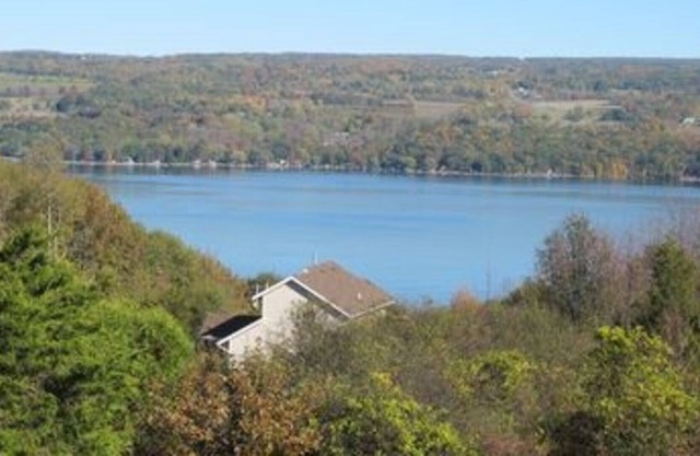 PRIVATE DOCK on WINE-TRAIL!!! Superb WiFi &4 acres of privacy on the wine trail!