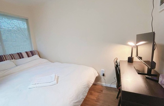 Private entrance 1br suite / near YVR airport / Walking to Shopping center
