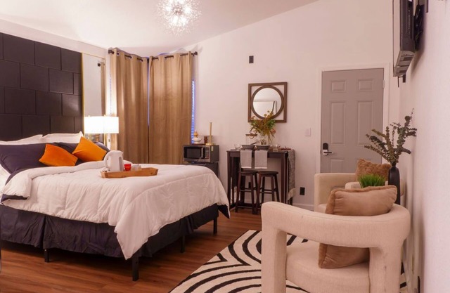 Private Entrance Master Suite w/Kitchenette