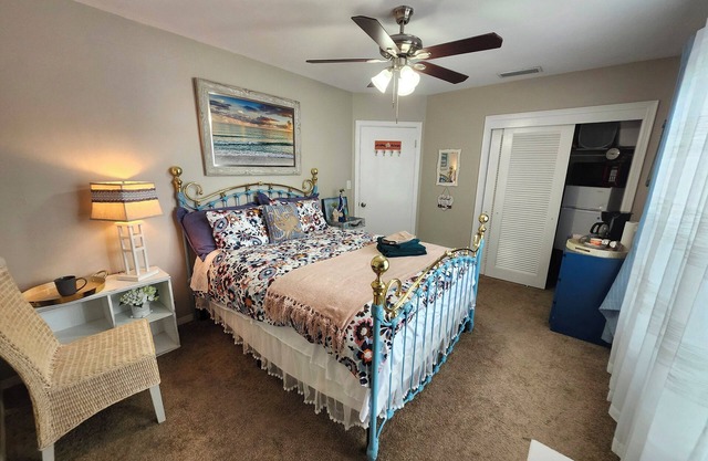 Private entrance room & bathroom w/courtyard 10 min to beach & Downtown