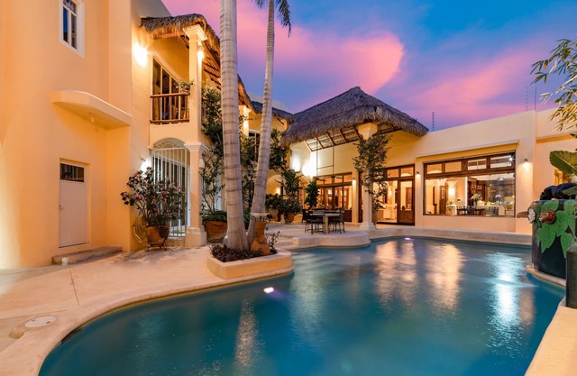 Private Escape W/Hand Painted Murals Throughout