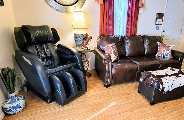 Private fun rental Video Game, massage Chair, fenced-in yard