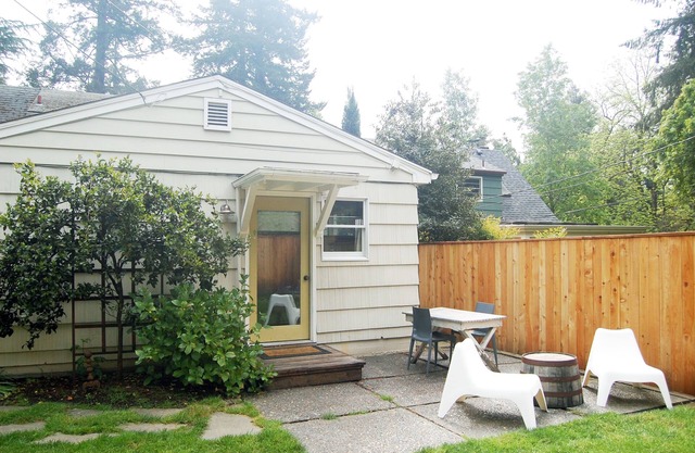 Private guest house in the first addition Lake Oswego