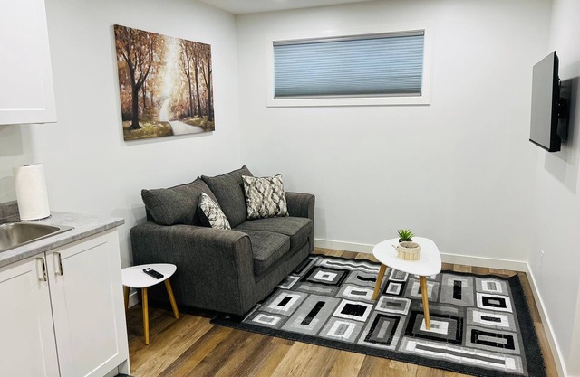 Private Guest Suite 1 Queen Bed 1 Bath