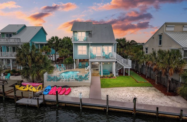 PRIVATE HEATED POOL, PRIVATE BEACH, PICKLEBALL, PUTTINGGREEN, BOAT & BAY ACCESS!