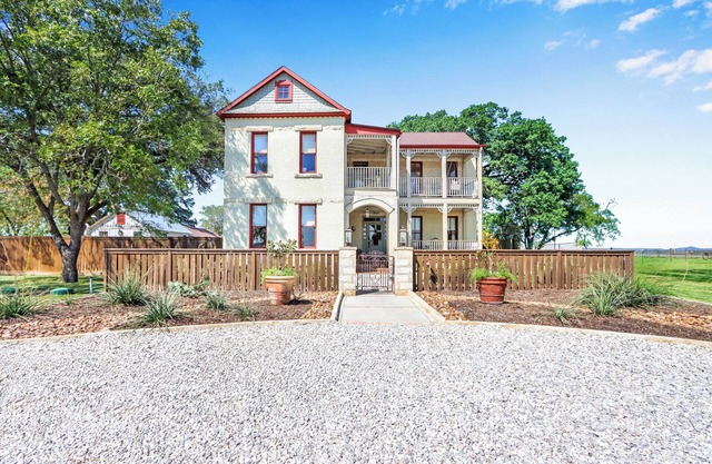 PRIVATE, HILL COUNTRY, 1890's FARMHOUSE WITH HOT TUB ON 1O ACRES, SLEEPS 8.