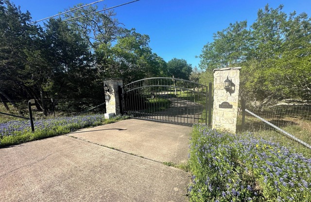 Private Hill Country Modern, Fire Pit, 5 Acres, Hot Tub, Sleeps 10