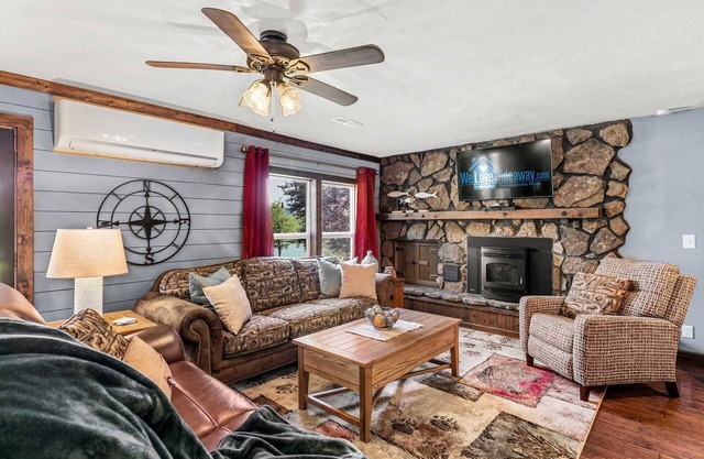 Private Home - Open Juy 5 - Free Slip! Bring Your Boat, Pool, and Amazing Views