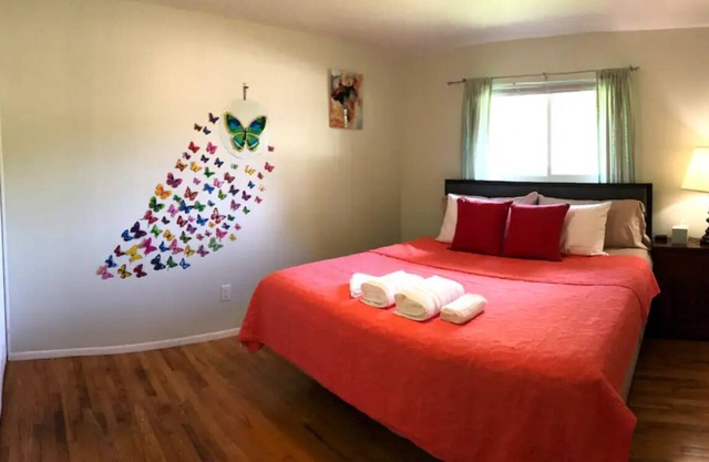 Private home with fenced yard, confortable with a deck in backyardn
