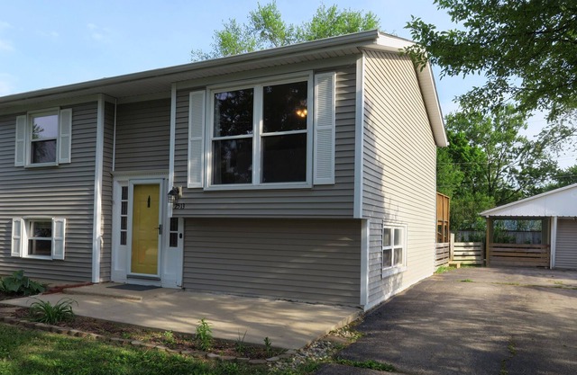 Private & Homey 3Bed/2Bath - Deck, Yard, Parking - 2 Levels - Quiet Neighborhood