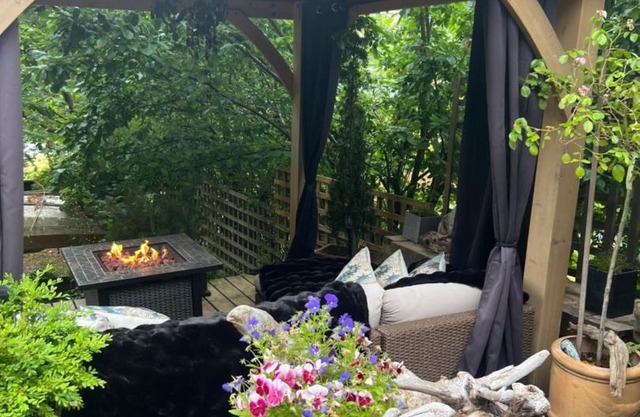 PRIVATE HOUSE and private HOT TUB Seas The Day Pets BBQ Beaches Artists Studio Lower Gibsons The Bay