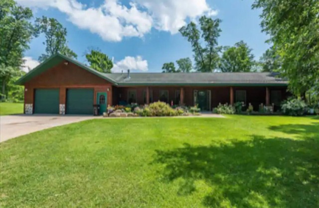 Private House by Golf and Gull Lake