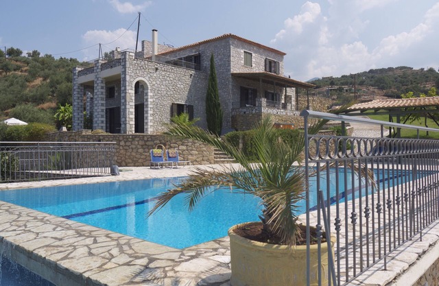 Private infinity pool & hot tub. Breathtaking sea & mountain views.