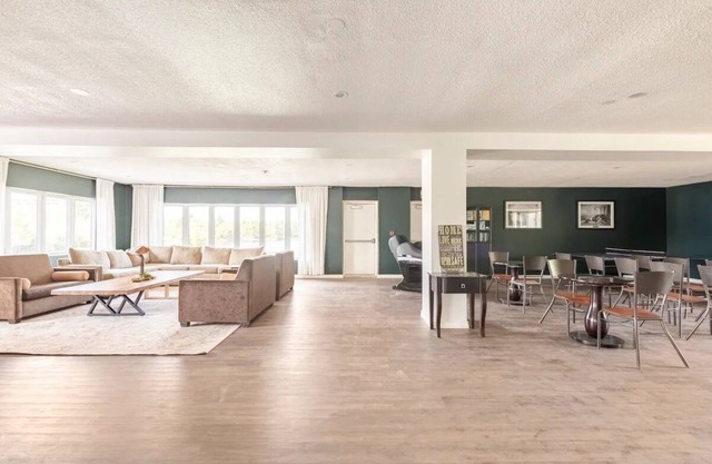 Private Lakefront Cottage 10BDR & Sleeps up to 30!