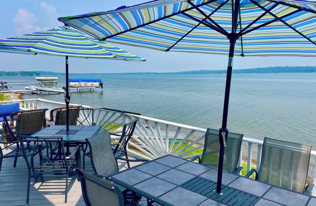 Private Level Beachfront, Fenced Yard, Boat Dock,Kayaks,CentralAir, Great Views!