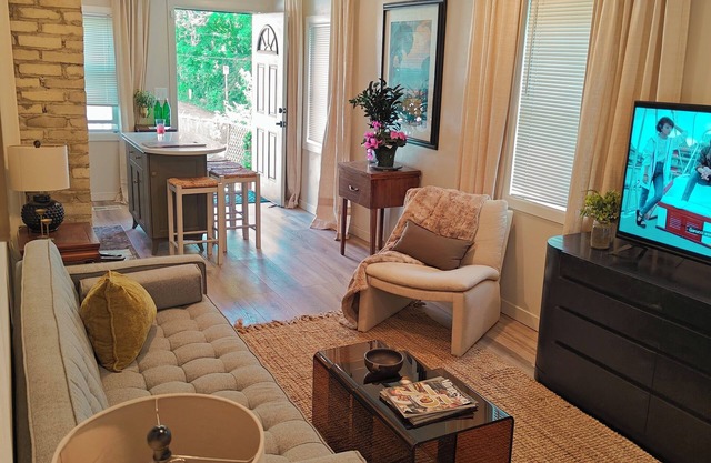 Private Modern 1 Bedroom Main Suite City Home
