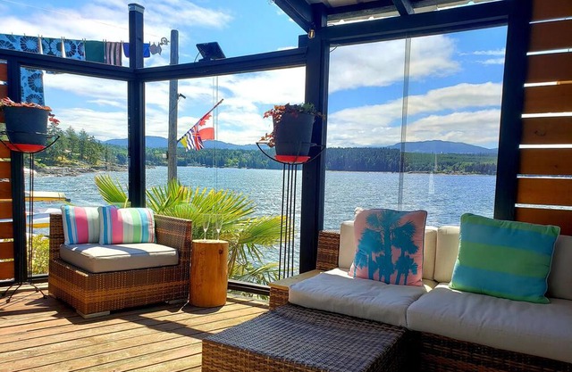 Private Oceanfront Studio with amazing mountain views!