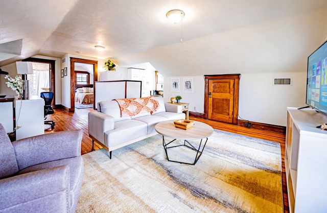 Private Penthouse in a Midtown Mansion - Middle of KC!