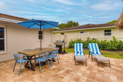 Private Pool and Bar Palm Beach Gardens Getaway