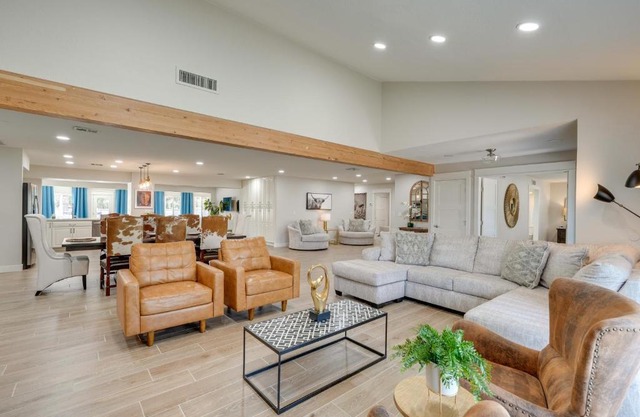 Private Pool and Hot Tub Spacious Scottsdale Home!
