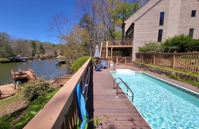 Private pool and hot tub, paddleboard, ping pong