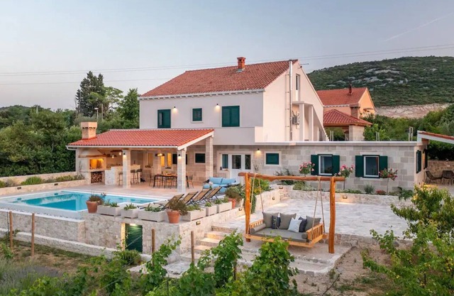Private pool apartment in Ston