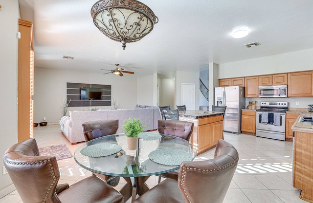 Private Pool & Game Room: Spacious Phoenix Retreat