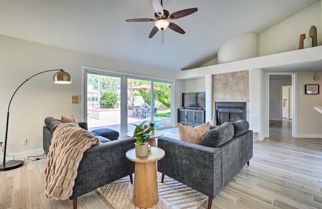 Private Pool, Gas Grill Chic Glendale Home!