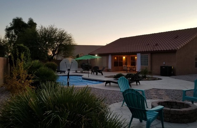 Private pool, golf, shopping and baseball! Great family retreat.